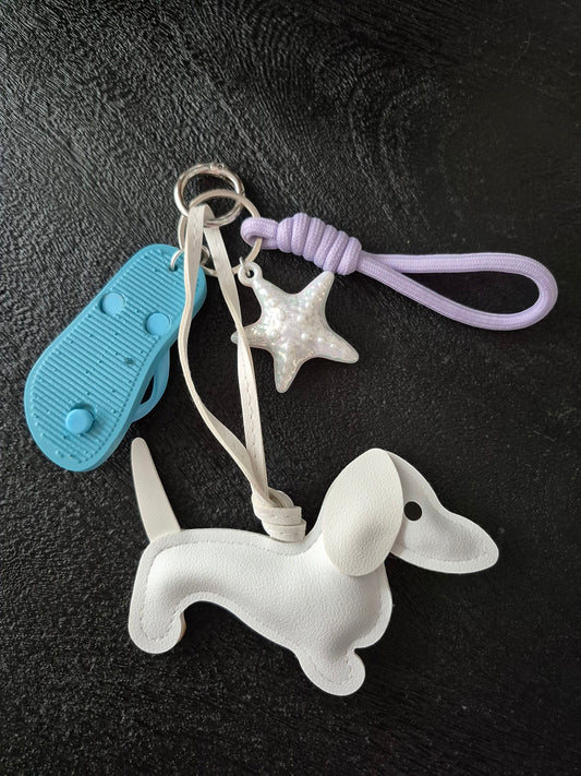 Teckel bag charm white beach