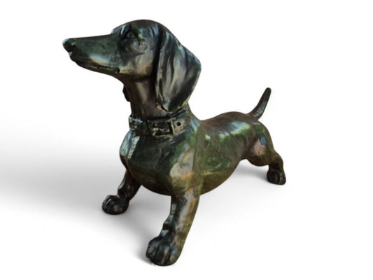 Mooi beeldje van krachtige teckel