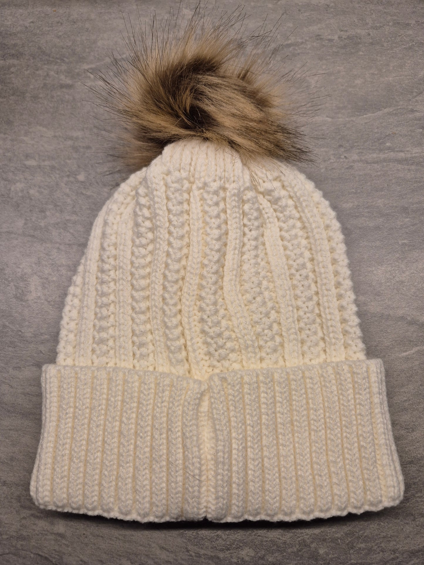 Warme teckelmuts met pompon