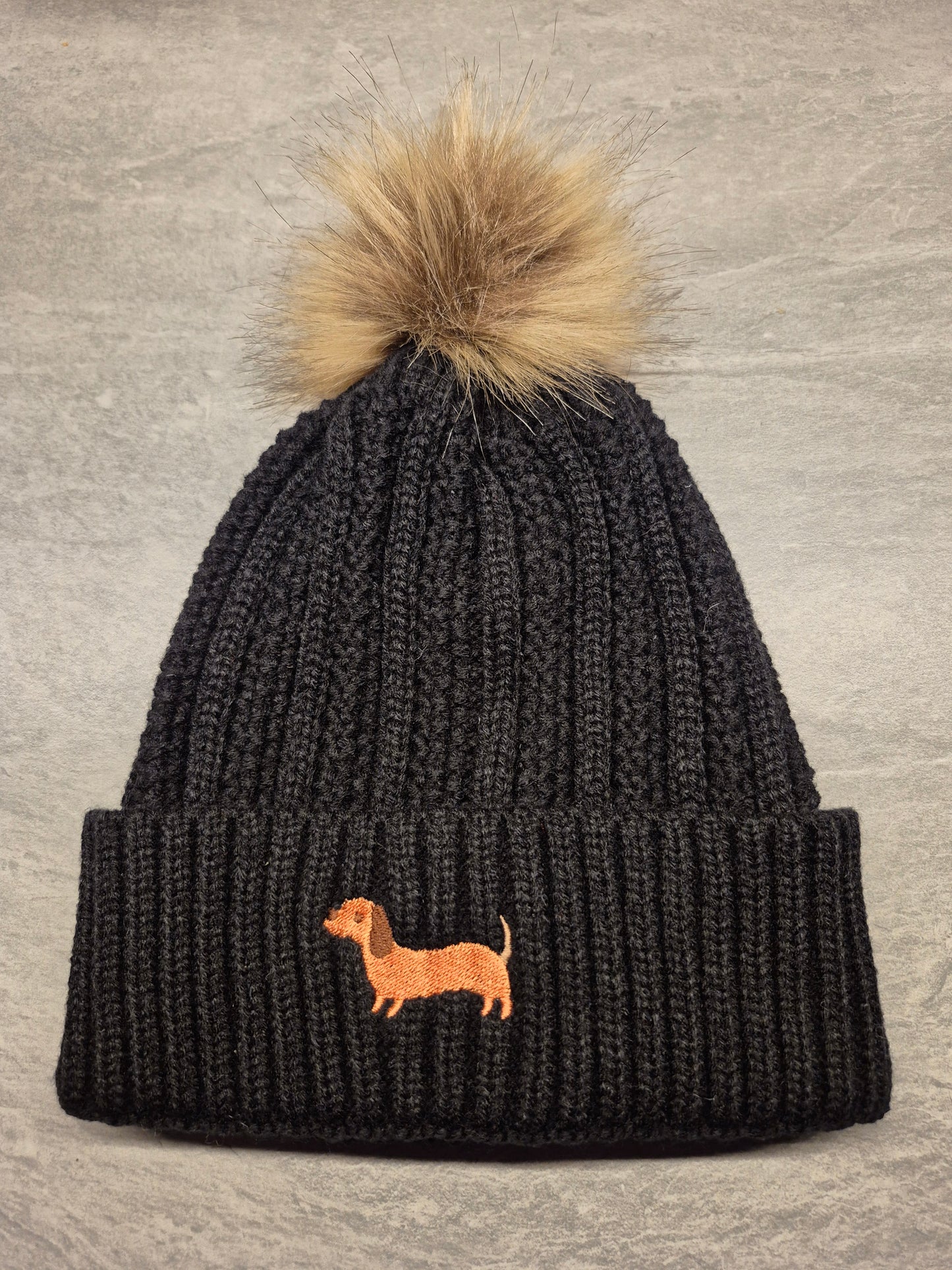 Warme teckelmuts met pompon