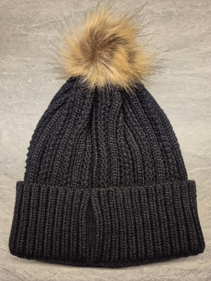Warme teckelmuts met pompon