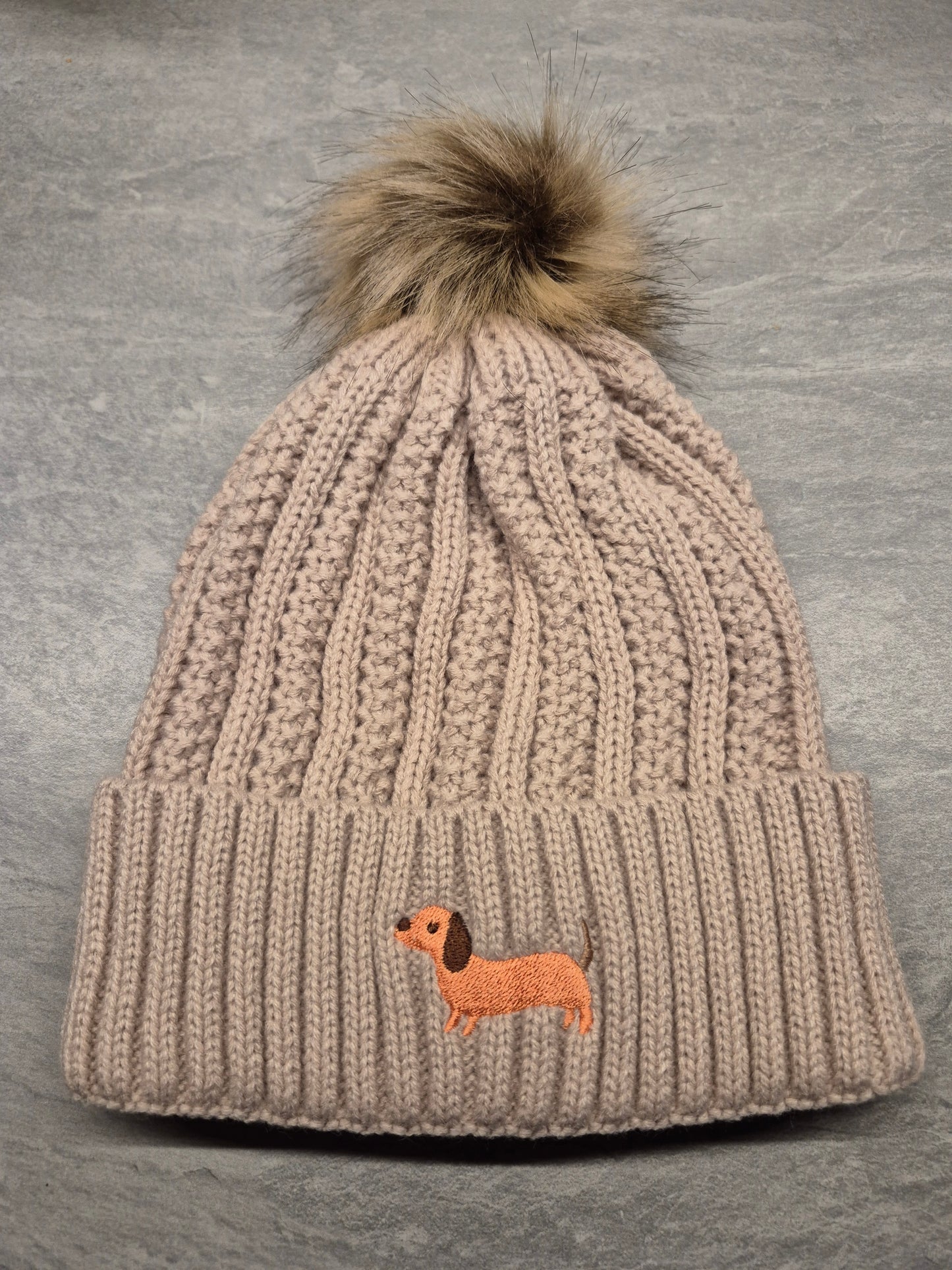 Warme teckelmuts met pompon