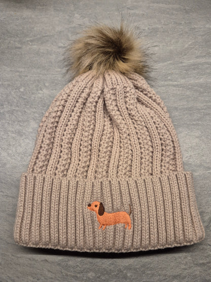 Warme teckelmuts met pompon