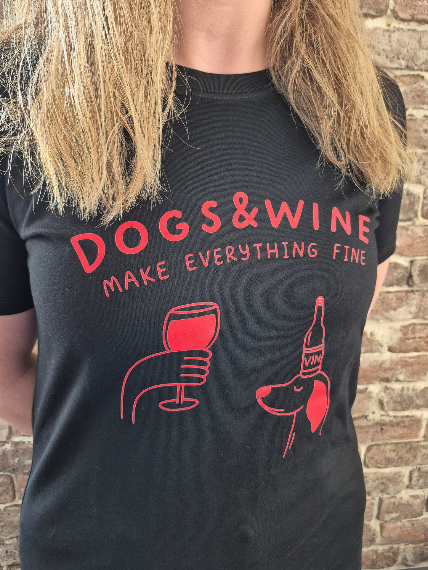 Dames t-shirt "Dogs & wine make everything fine"