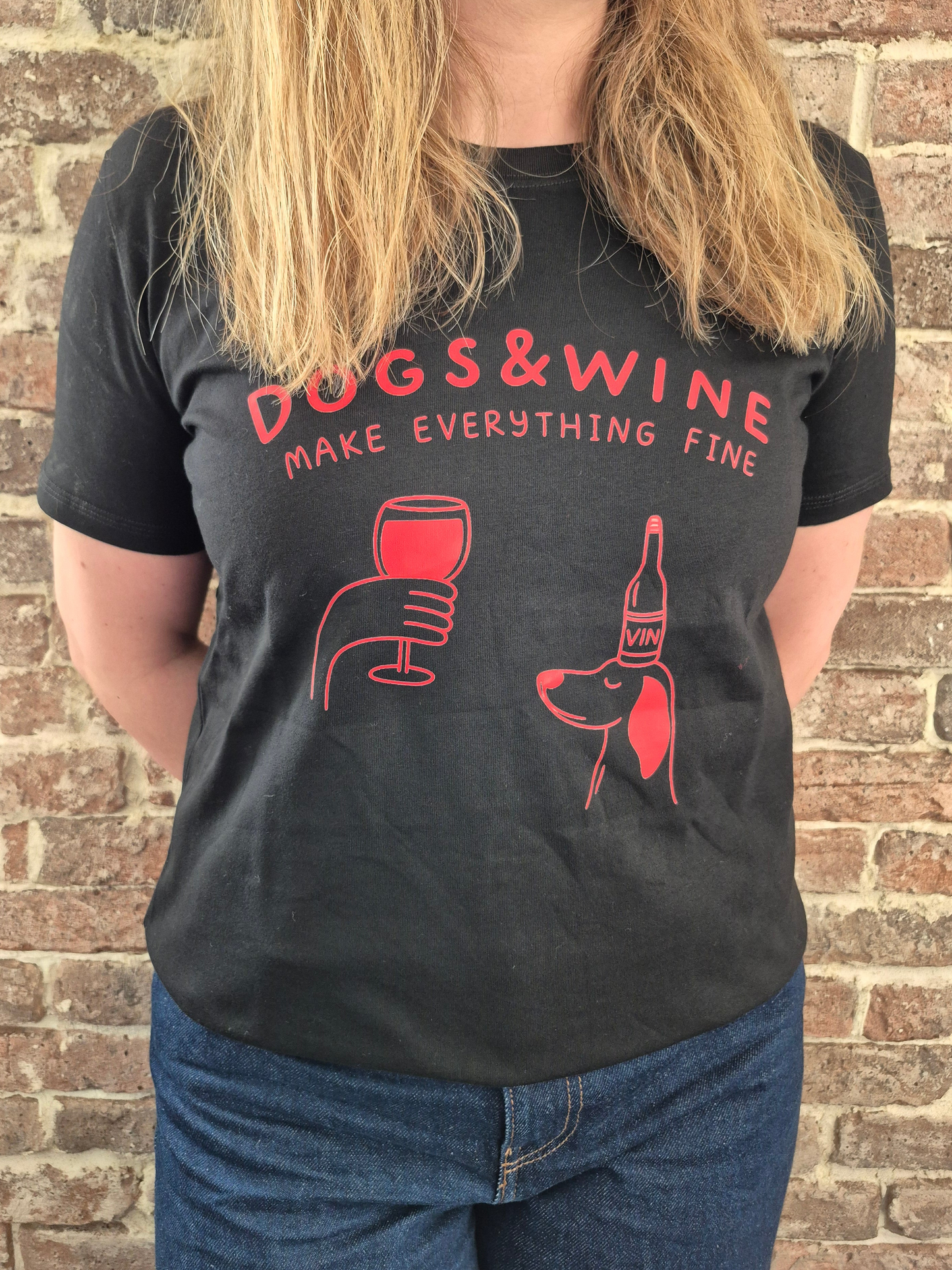 Dames t-shirt "Dogs & wine make everything fine"