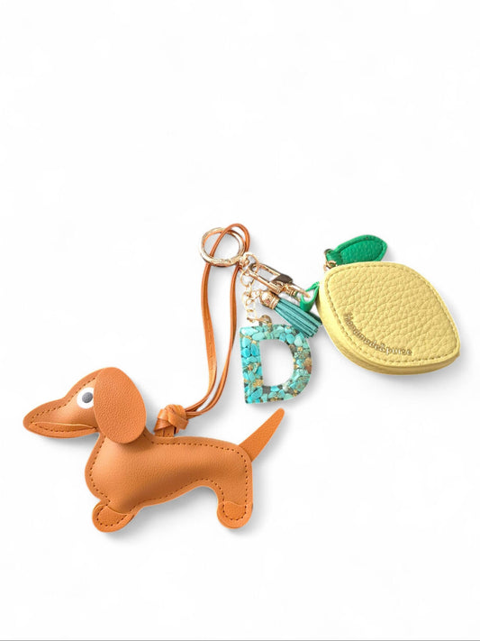 Bag charm 'rode' teckel met citroentasje