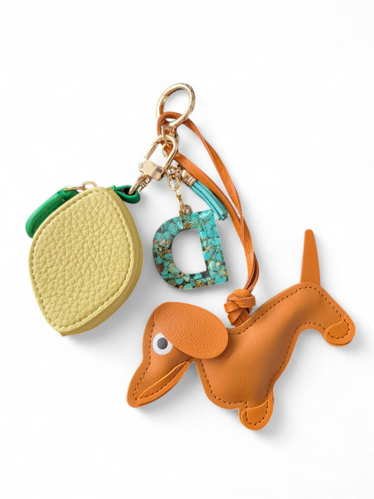 Bag charm 'rode' teckel met citroentasje