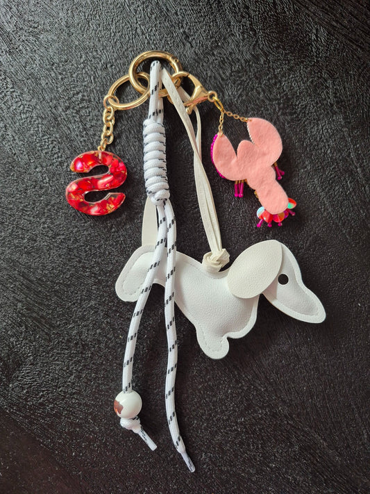 Teckel bag charm witte teckel met kreeft