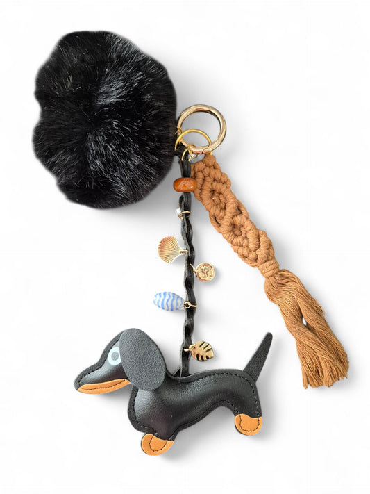 Teckel bag charm zwart met pluchen pootje