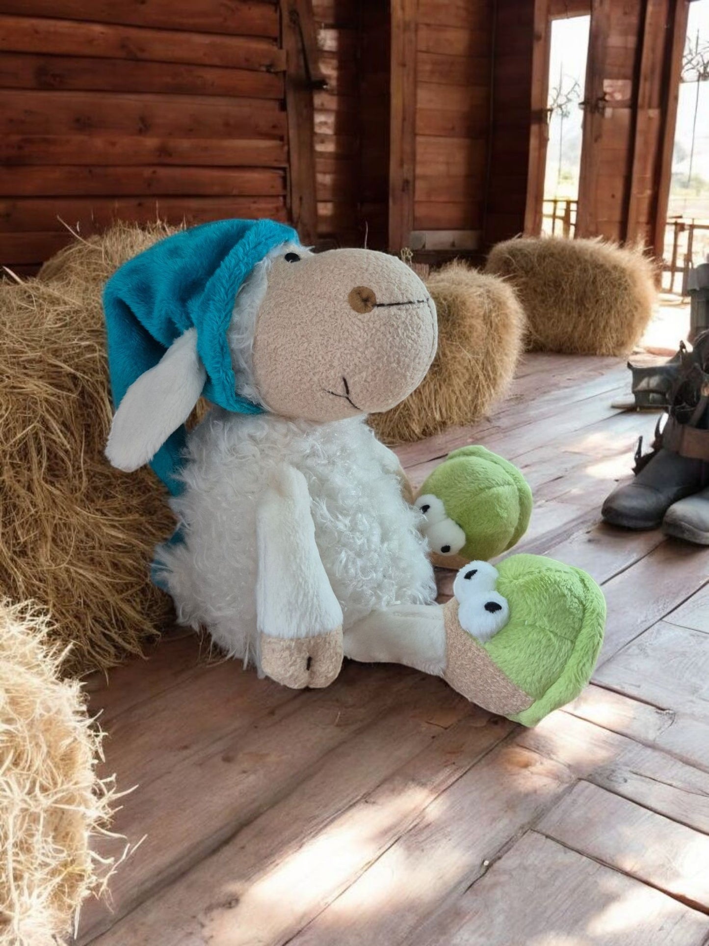Schattig schaapje met kikkerpantoffels en slaapmuts (zonder squeaker)