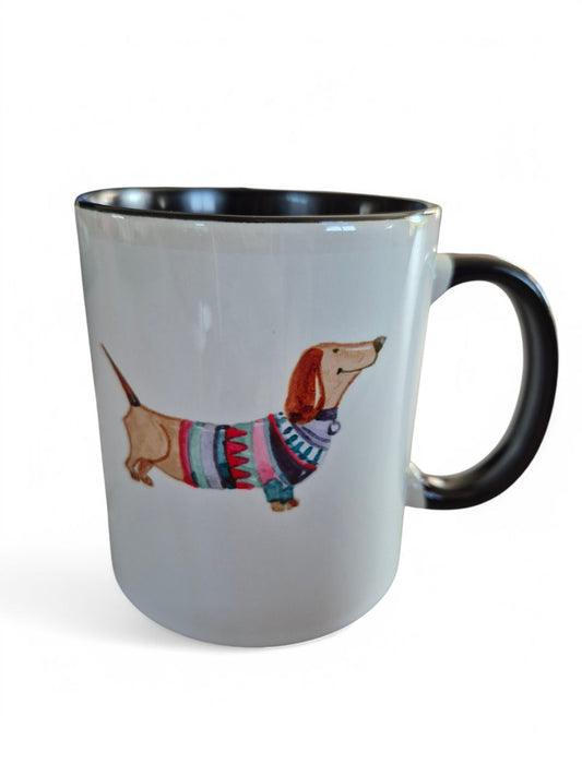 Leuke koffiemok met geklede teckel