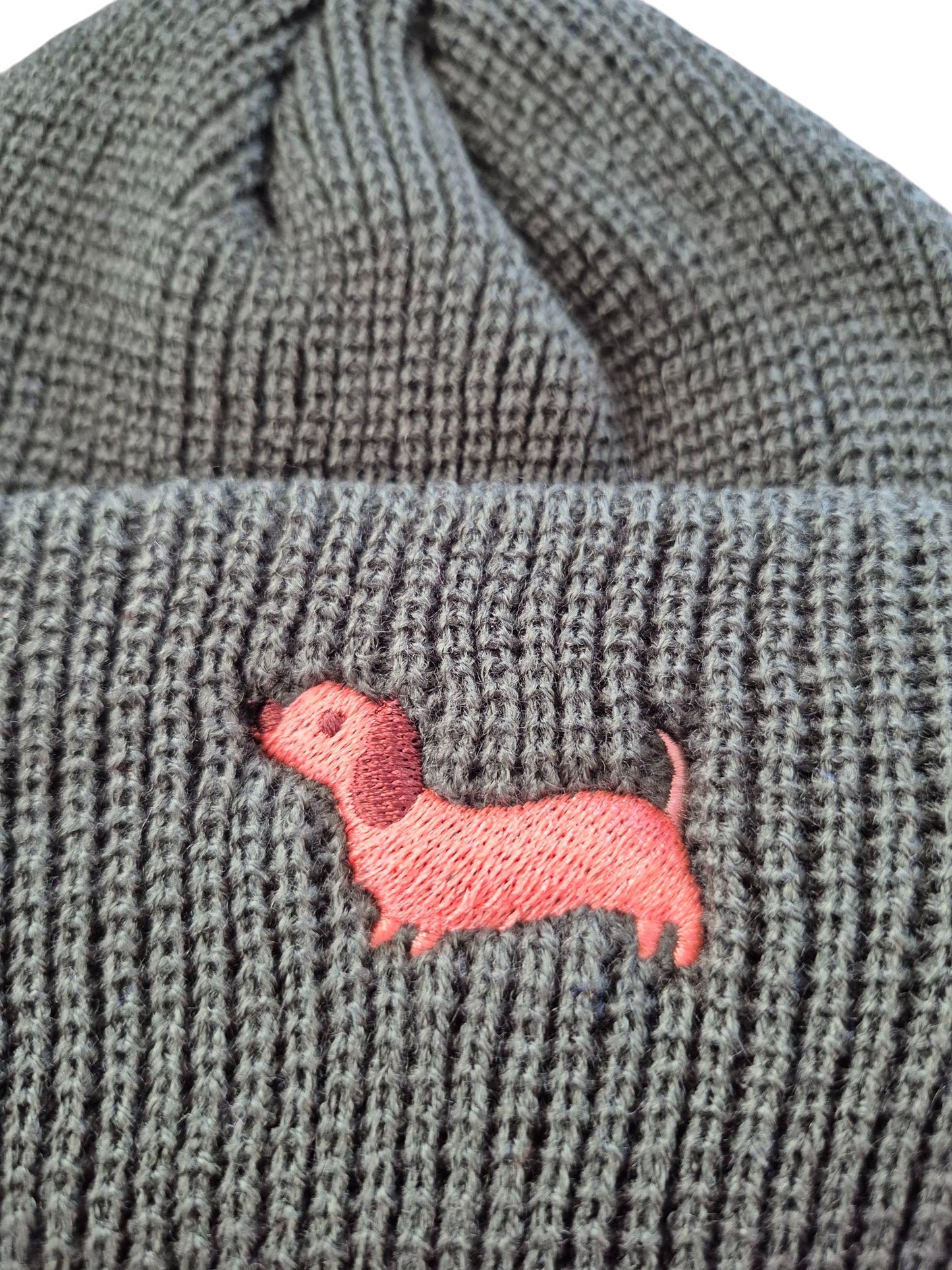 Warme muts met geborduurd teckeltje