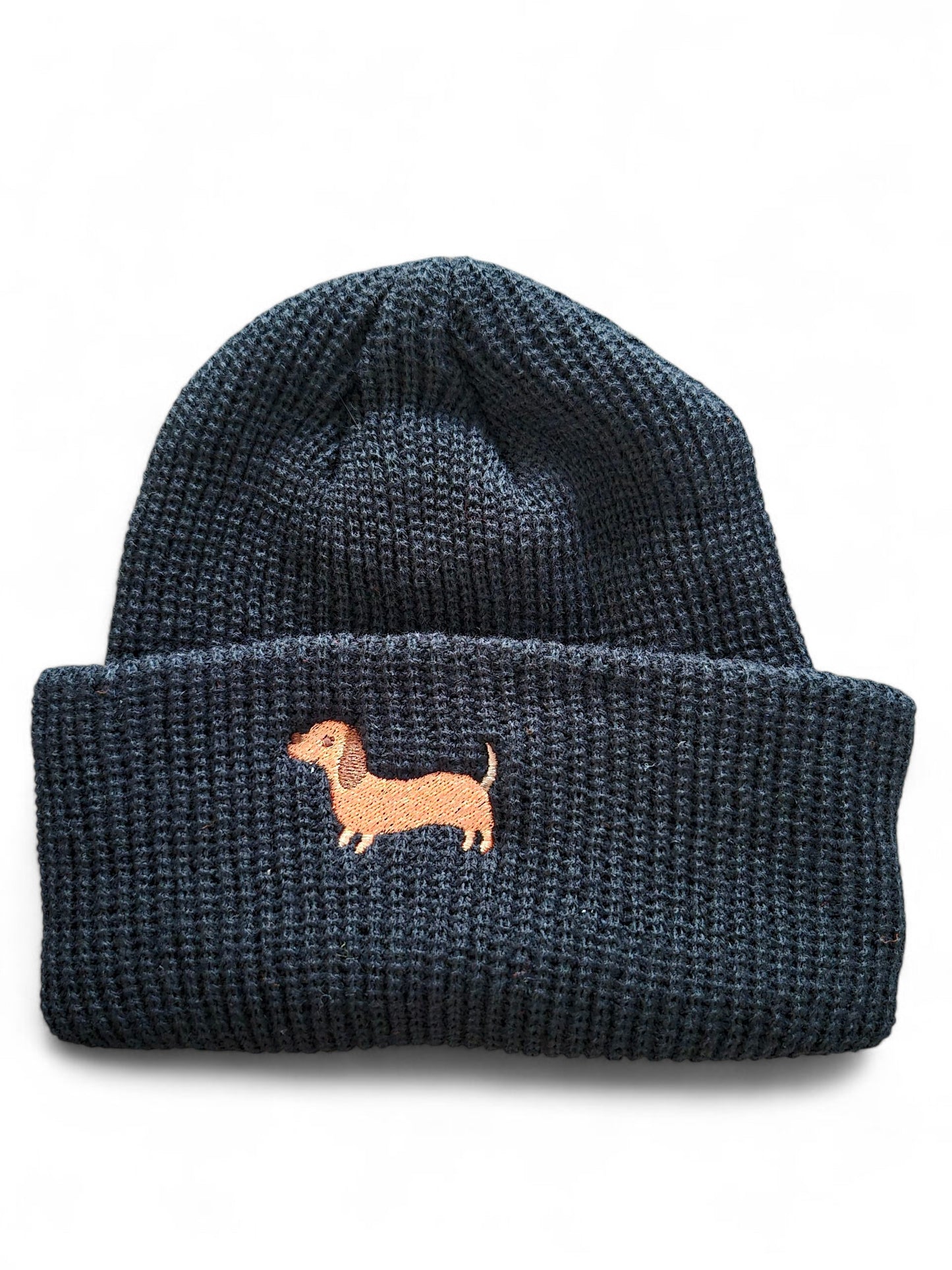 Warme muts met geborduurd teckeltje