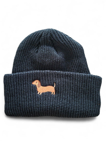 Warme muts met geborduurd teckeltje