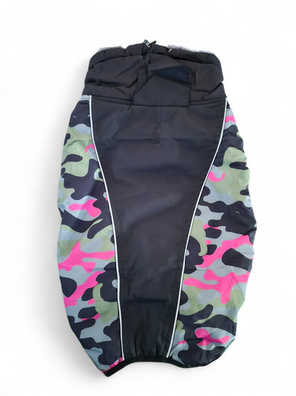 Winterjas met legerprint voor je standaard teckel